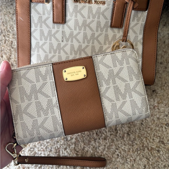 Michael Kors Tan and Cream Logo Handbag and Wallet - Picture 2 of 6